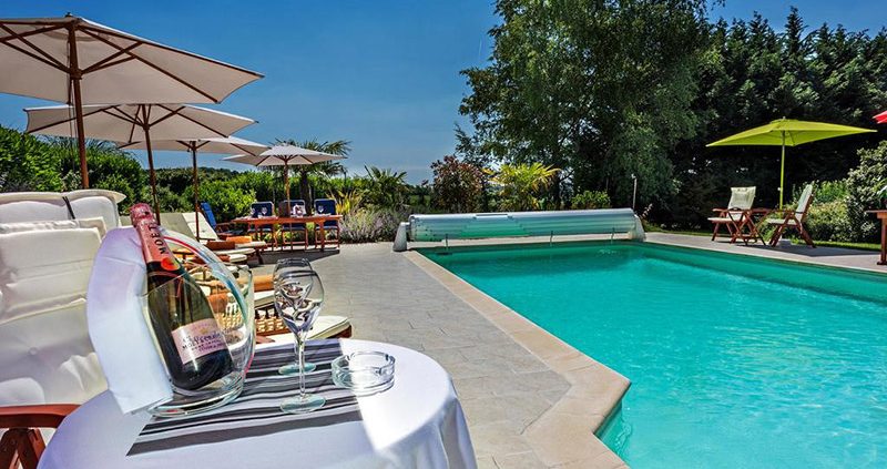 Table d'hôtes au bord de la piscine